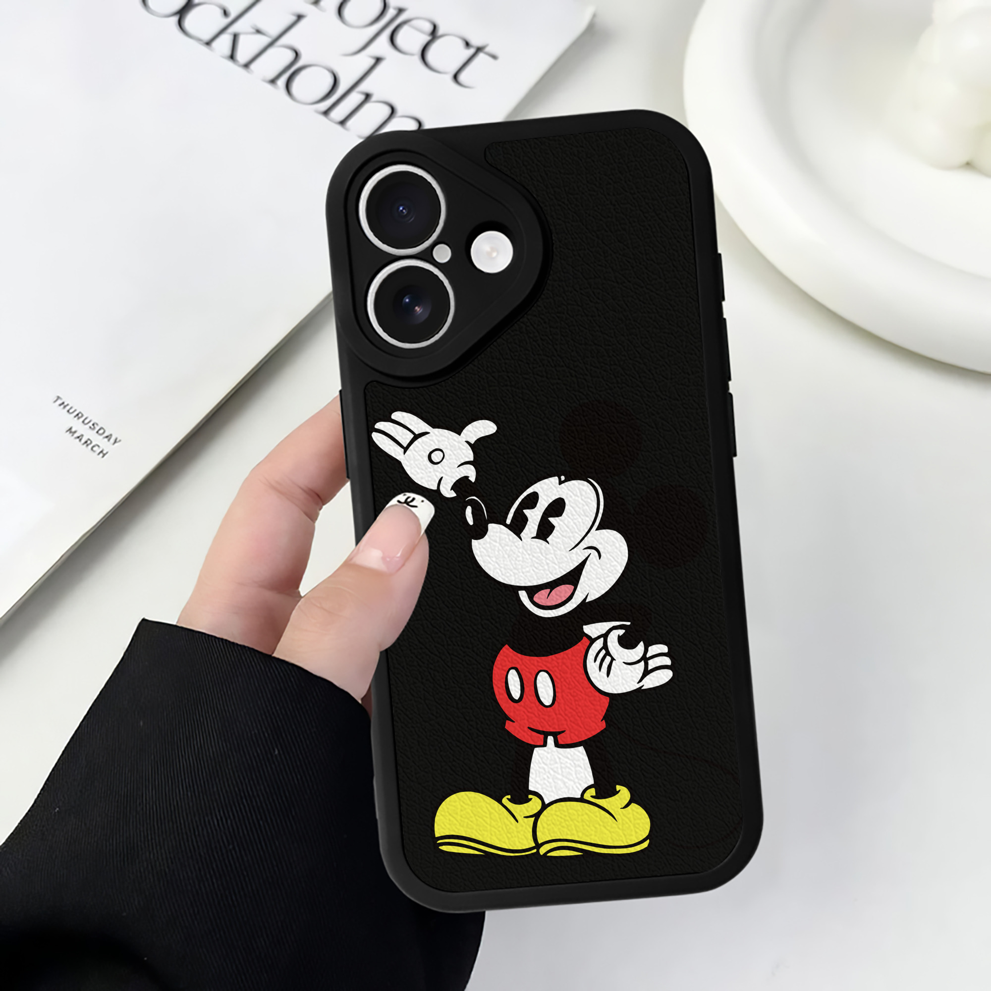 （画像用） ミッキーマウス Mickey Mouse 【iPhone 16シリーズ対応】シリコンスマホケース（レザー調） 材質：シリコン